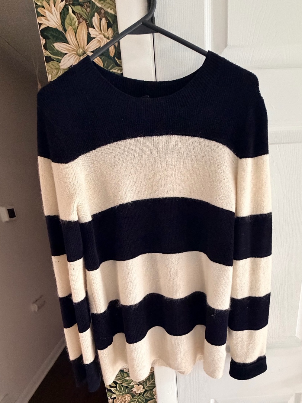 Banana Republic Navy & Cream Striped Mohair Blend Sweater Sz M